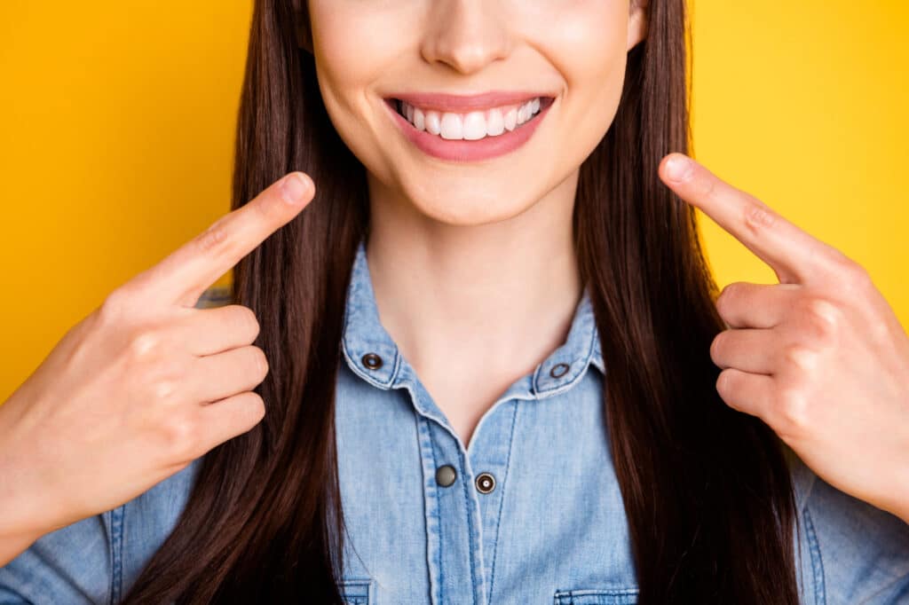 Chica con carillas dentales sonriendo