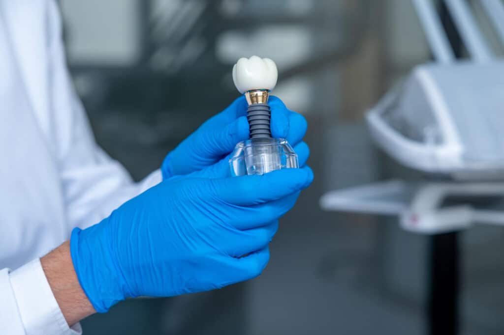 Dentista explicando a cliente los implantes de carga inmediata