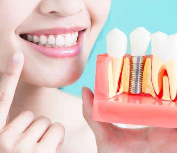 mujer con implantes