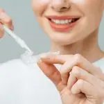 Dentista haciendo blanqueamiento dental con Férulas