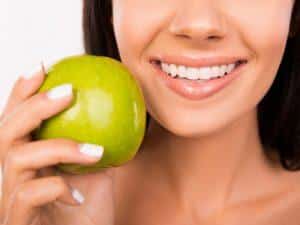 Mujer con manzana