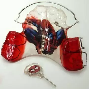 Ortodoncia personalizada para niño de Spiderman