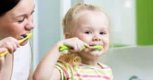 niña lavandose los dientes