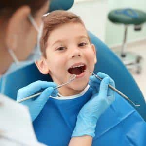 niño en el dentista