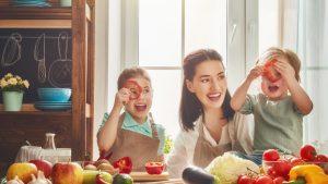 Madre con hijos en la cocina