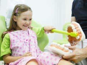 niña cepillandose