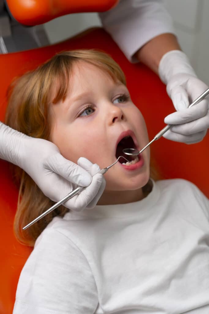 Niña en el dentista