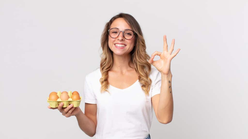 mujer con media docena de huevos