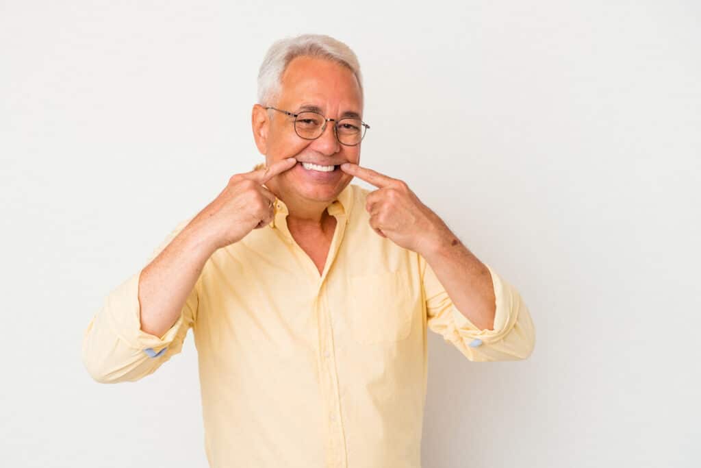 Hombre mayor con implante dental