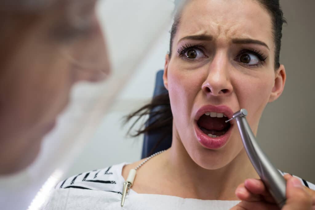 Chica asustada por infección de implante dental