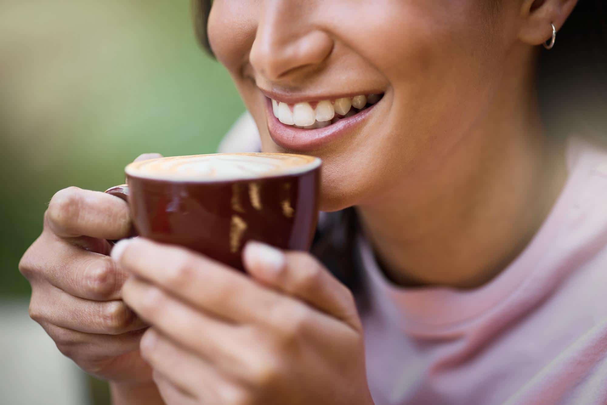 Puedo beber café después de un implante dental