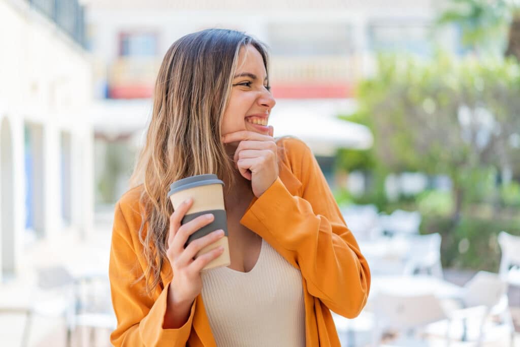 Evitar dolores al consumir cafe tras un implante