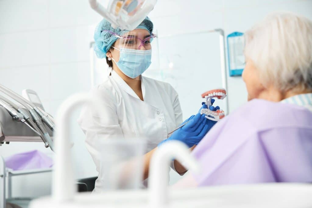 Paciente viendo su nueva dentadura