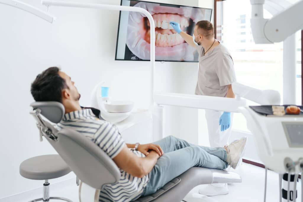 Dentista explicando el procedimiento de la endodoncia