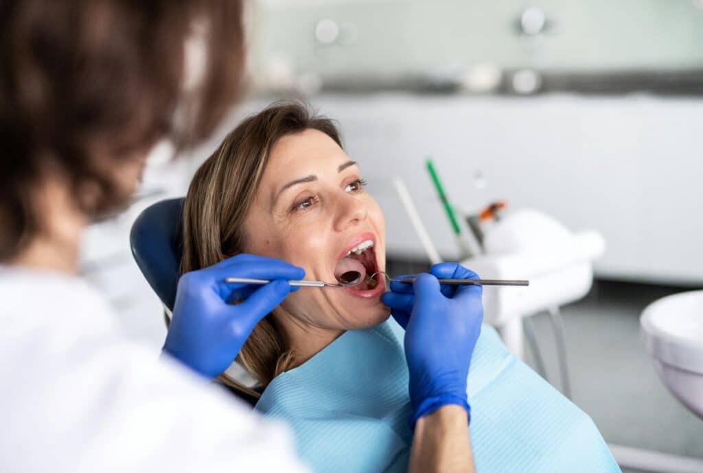 Dentista en consulta