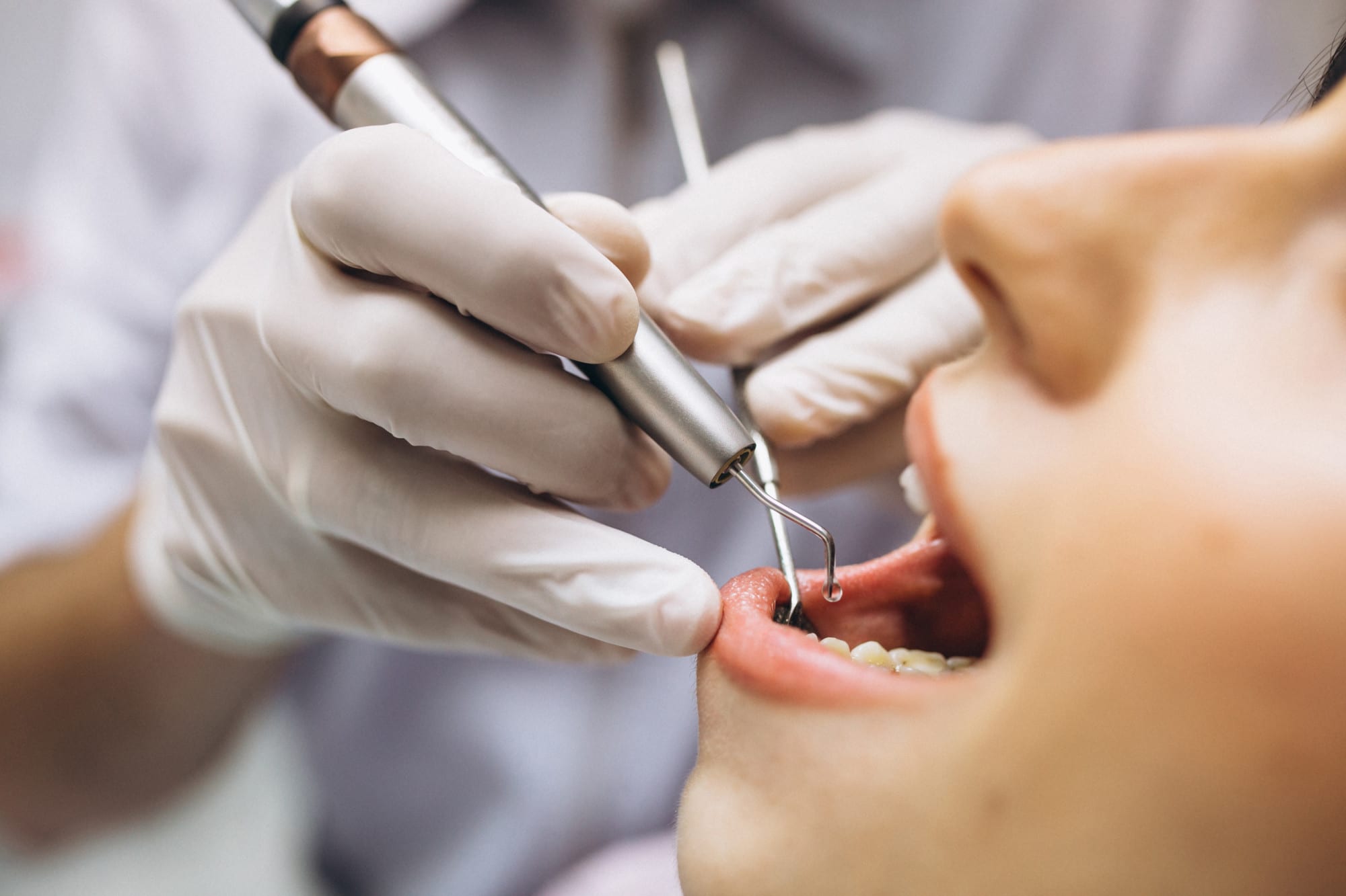 Dentista en la clínica