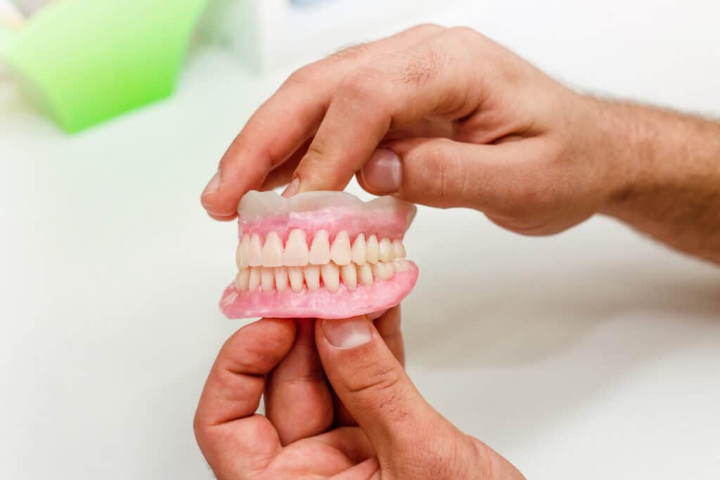 primer plano de una prótesis dental