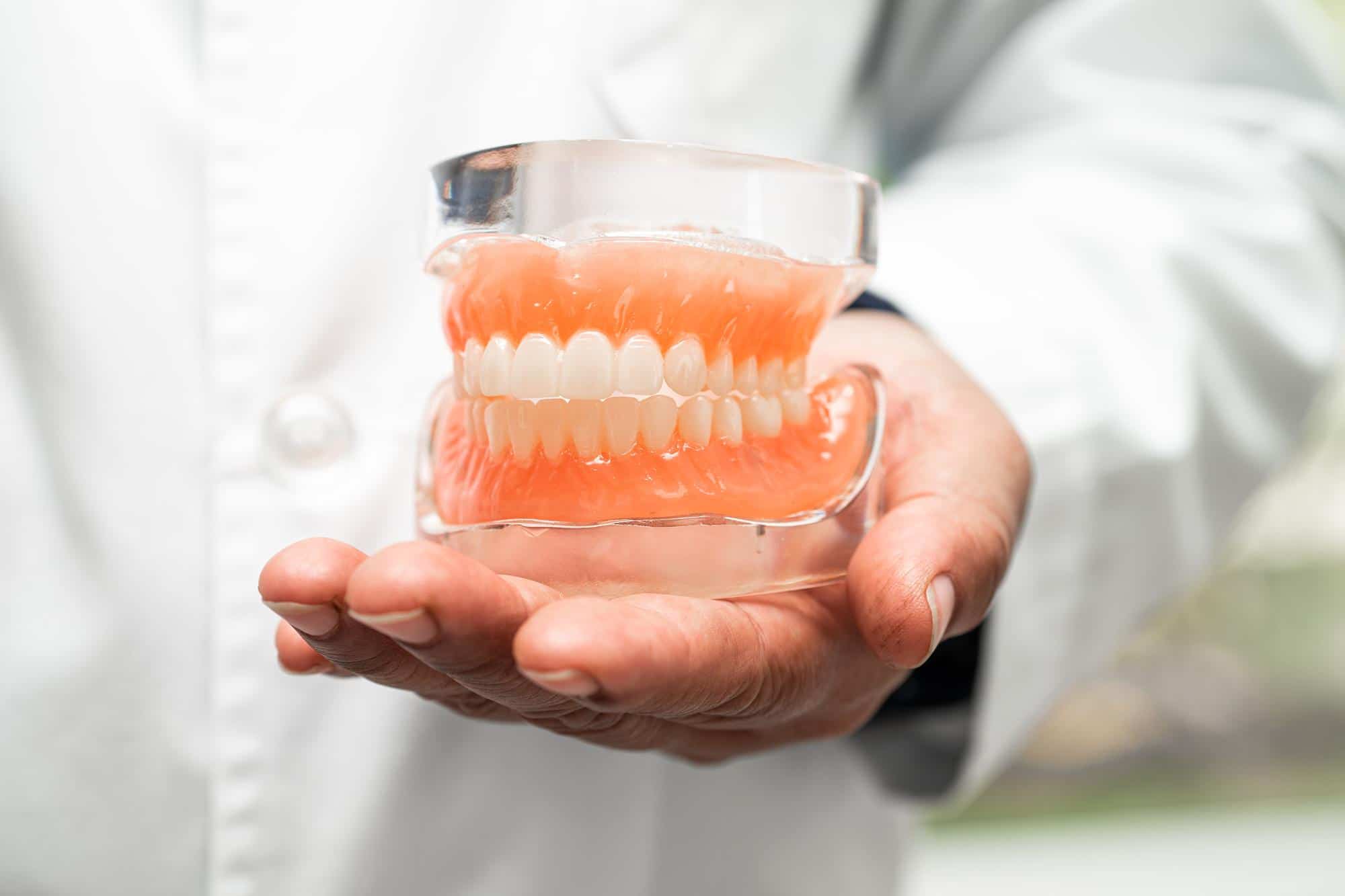 Prótesis dental en la mano
