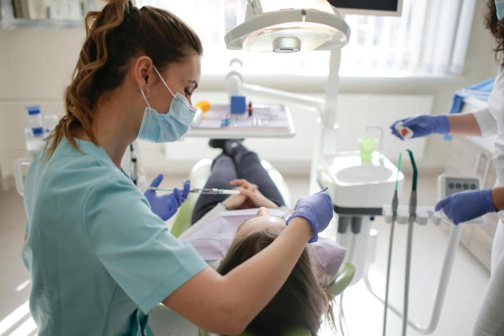 Dentista durante tratamiento dental