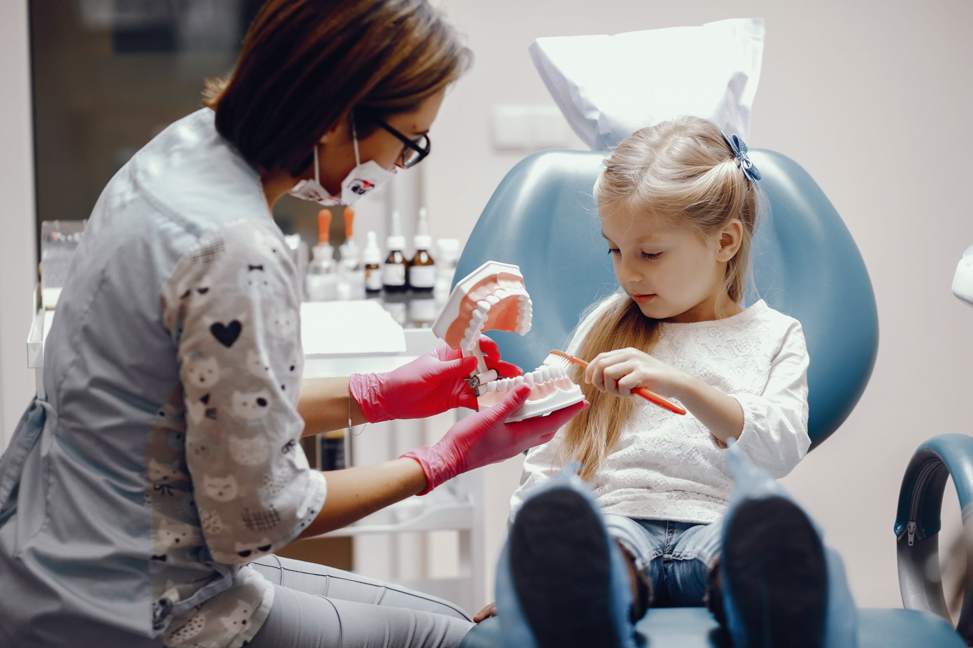 niña en el dentista